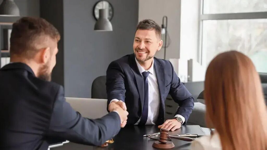 Faz o Mesmo Trabalho, Mas Ganha Menos? Entenda a Equiparação de Funções