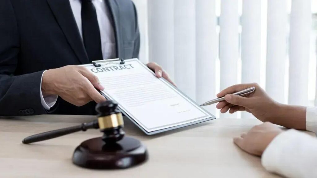 Foi Demitido? Quando Vale a Pena Procurar um Advogado Trabalhista