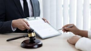 Foi Demitido? Quando Vale a Pena Procurar um Advogado Trabalhista